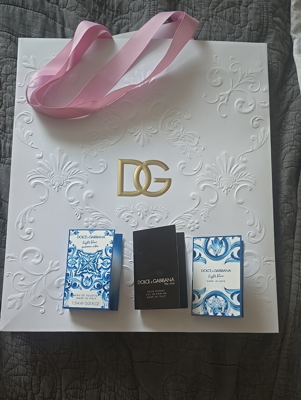 Dolce & Gabbana White Gift Bag with Gold DG Logo & 3 perfume Samples.